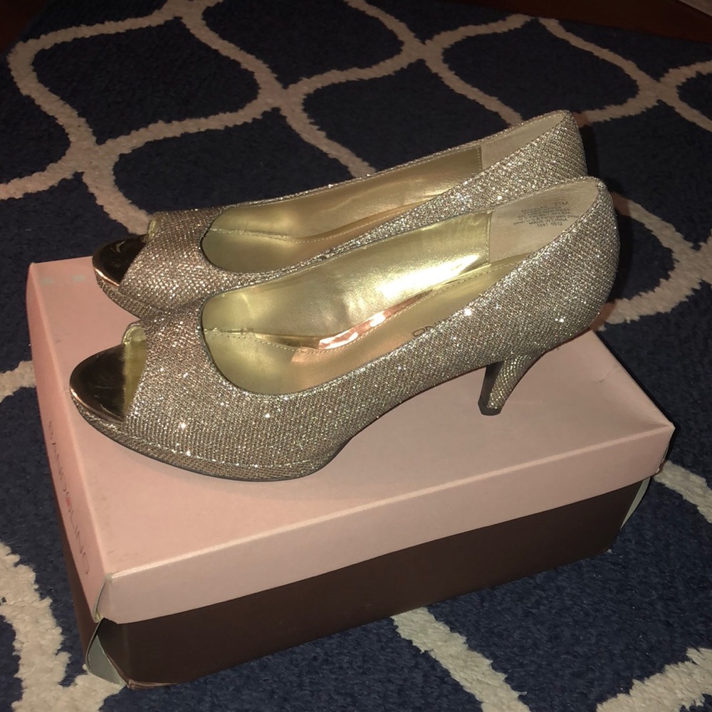 Bandolino Peep toe gold sparkly heels